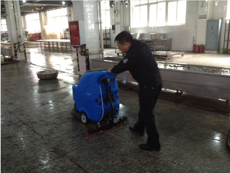 洗地機應用于成都市公安局監(jiān)所實地拍攝圖2 洗地機應用于成都市公安局監(jiān)所實地拍攝圖2